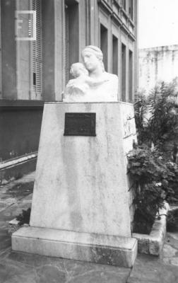 Monumento a la Madre. Escuela Nº 1