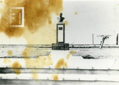 Busto del Coronel Juan Lucio Somoza, Plazoleta Somoza, Av. Costanera y Lavalle