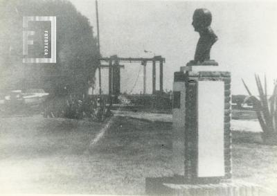 Busto del Coronel Juan Lucio Somoza, Plazoleta Somoza, Av. Costanera y Lavalle