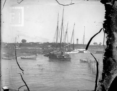 Vista de San Nicolás a la altura del muelle chico y el zanjón de doña Melchora (al fondo tanque de las Aguas Corrientes)