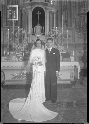 Pareja novios en catedral