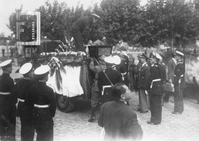 Acto llegada de los restos de Azopardo, a bordo del //Drummond//.