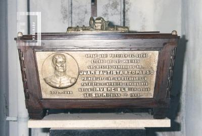Urna con los restos de Juan Bautista Azopardo, en la cripta del Monumento