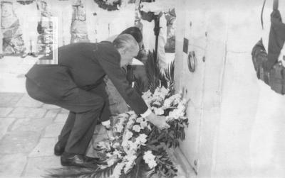 Intendente Bent coloca ofrenda floral, celebración Combate Naval