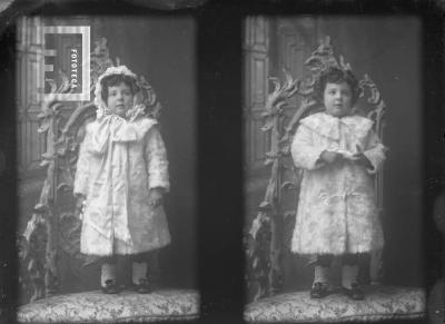 Niña Margarita Bustos (2 poses)