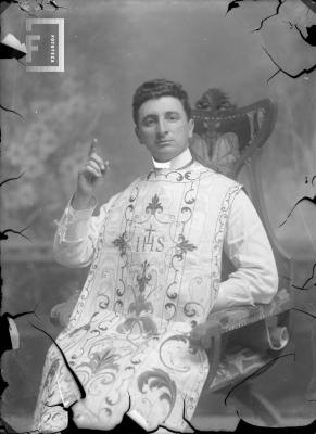 Carlos L. Bustos disfrazado