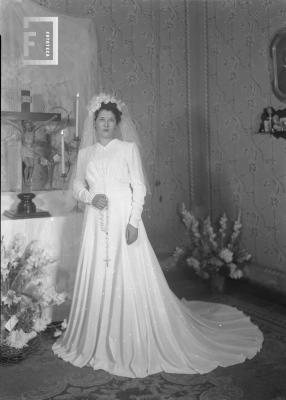 Novia con flores en el piso y crucifijo grande (otra pose de N469)