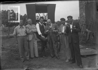 Grupo poetas en quinta de Del Pozo: Del Pozo, Lazzari, Borelli, Picirilli, Méndez Rojas y Urquiaga