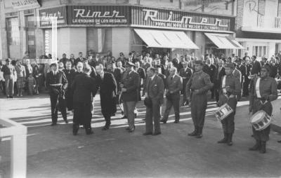 Actos sesquicentenario de Mayo en calle Nación y 25 de Mayo. Llegada de autoridades