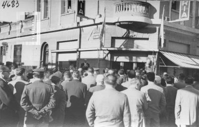 Actos sesquicentenario de Mayo. Discurso Dr. Carlos Del Forno en calle Nación y 25 de Mayo