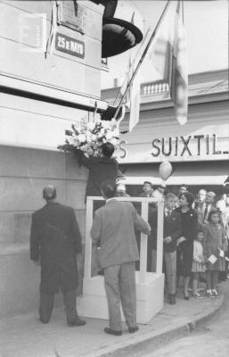 Actos sesquicentenario de Mayo. Colocación palma homenaje.