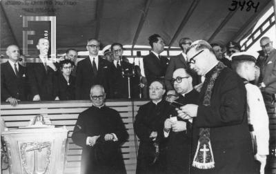 Acto sesquicentenario del Primer Combate Naval. Mons. Vennera bendice el Monumento