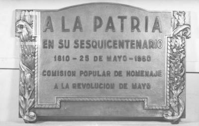 Placa conmemorativa del sesquicentenario de Mayo en el nacimiento de calle 25 de Mayo