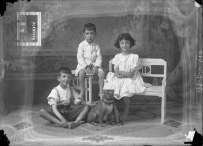 Carlos N. Bustos (sentado en el suelo) otro niño y Margarita Bustos con perro de cerámica