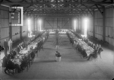 Almuerzo en galpón, quizás Puerto Nuevo (1º derecha Otto Bernardo Wiengreen)