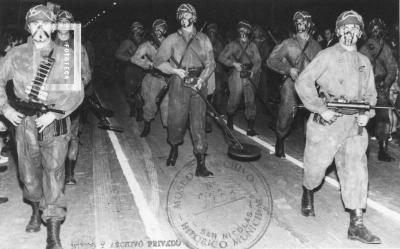 Festejos Día de la Independencia. Desfile Militar. Soldados con equipo de buscamina