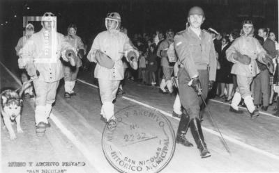 Festejos Día de la Independencia. Desfile Militar. Soldados con equipo de montaña