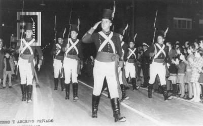 Festejos Día de la Independencia. Desfile Militar. Soldados con uniforme de patricios