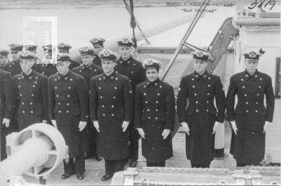 Cadetes de la Fragata Sarmiento, formados en cubierta