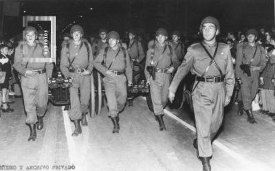 Festejos Día de la Independencia. Desfile Militar. Soldados con equipo de artillería