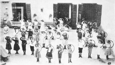 Clase de gimnasia en la Escuela Normal