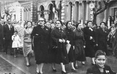 Educadoras desfilando por calle Guardias Nacionales, en el Día de la Bandera