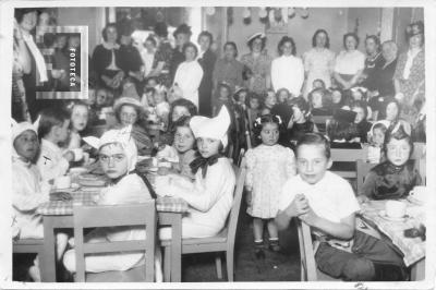 Jardín de Infantes Escuela Normal. Luis María y Pedrito Ondarcuhu tomando chocolate. 1) Noemí Balbis, 2) Carlos del Forno