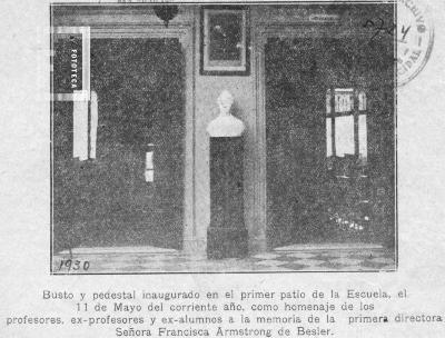 Busto de la primera directora de la Escuela Normal, Francisca Armstrong de Besler, obra del escultor Soto Avendaño