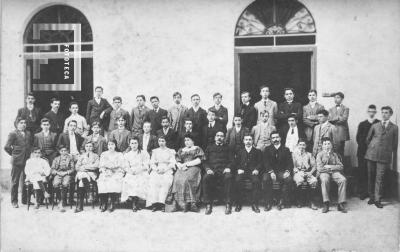 Grupo en patio Colegio Nacional, con Rector Martín Giménez y Vicerrector