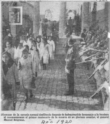 Alumnos Escuela Normal desfilando en el Día de la Bandera