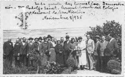 Demostración a Rodolfo Senet  (o Genet) (x), en la quinta Las Camelias. Personal docente del Colegio Nacional de San Nicolás