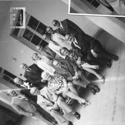 Ex alumnos Colegio Nacional - Sentados: Dr. Luciano, Prof. Sorrentino y Dr. Ocáriz. Parados, entre otros: J. de la Torre, Dr. Dezarlo (al fondo)