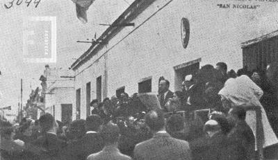 El Dr. Ricardo Ruiz Huidobro frente a la Casa del Acuerdo, ofreciendo algunas reliquias históricas al Museo, en el 50º aniversario de la Escuela Normal