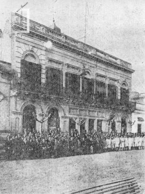 Alumnado frente al edificio del Colegio Nacional