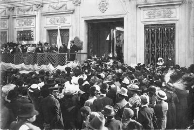 Bodas de Plata Escuela Normal, acto a la entrada de su antiguo edificio. La señora de Besler recibe la placa de los ex alumnos