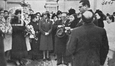 La Sra. Delia Lovotti de Yañiz habla en el momento de ser descubierta una placa en homenaje a Lola Úbeda, en el 50º aniversario de la Escuela Normal