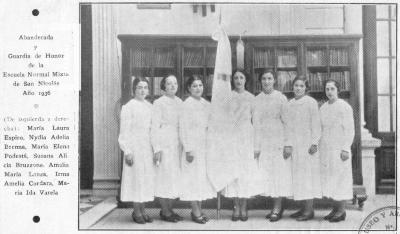 Abanderada y Guardia de Honor de la Escuela Normal en 1936