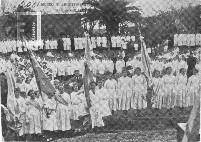 Alumnado de la Escuela Normal durante el acto de colocación de la piedra fundamental