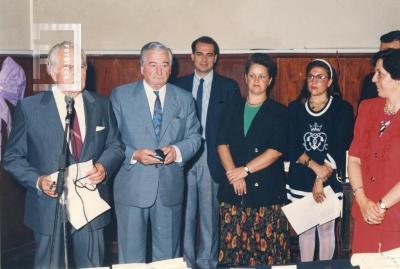 Ceremonia fin de curso ciclo medio. Entrega medalla de oro, premio a la mejor conducta