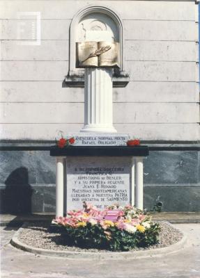 Monumento recordatorio a la Directora y Regente fundadoras de la Escuela Normal