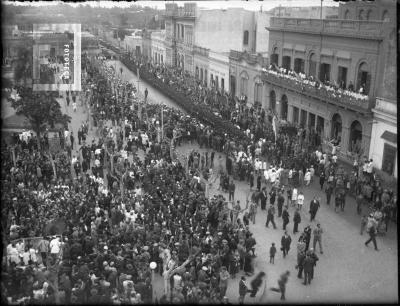 Desfile frente a plaza Mitre y Colegio Nacional