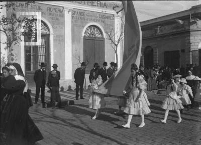 Desfile niñas con bandera