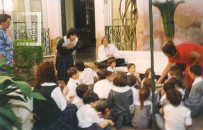 Jardín de Infantes Escuela de la Paz en visita al Museo. Aurora Gambadori (sentada)