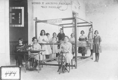 El primer telar de la Escuela Nº 2. Alumnas de 6º grado. Directora Palmira Ogallar