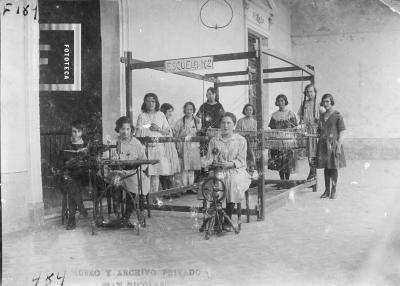 El primer telar de la Escuela Nº 2. Alumnas de 6º grado. Directora Palmira Ogallar