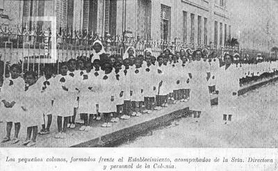 Grupo de niños formados frente a la Escuela Nº 1