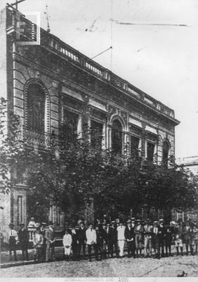 Alumnado frente al edificio del Colegio Nacional