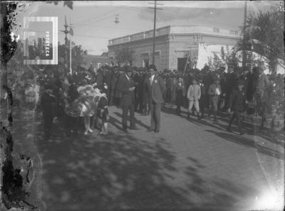 Gentío parado en esquina de Nación y Saavedra (hoy Savio-Moreno