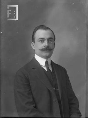 Sr. de bigotes y anteojos
