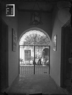 Zaguán de la casa del Acuerdo (reja cerrada)